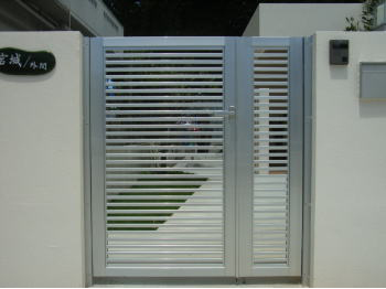 雨戸工事・アルミ格子・門扉工事・網戸工事・てすり工事　承ります。